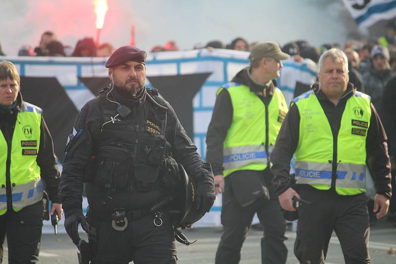 Policisté museli řešit výtržnosti před stadionem během zápasu Opavy s Baníkem.