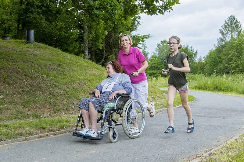 Centrum sociálních služeb v Hrabyni uspořádalo druhý ročník Štafetového maratonu na kolečkách.