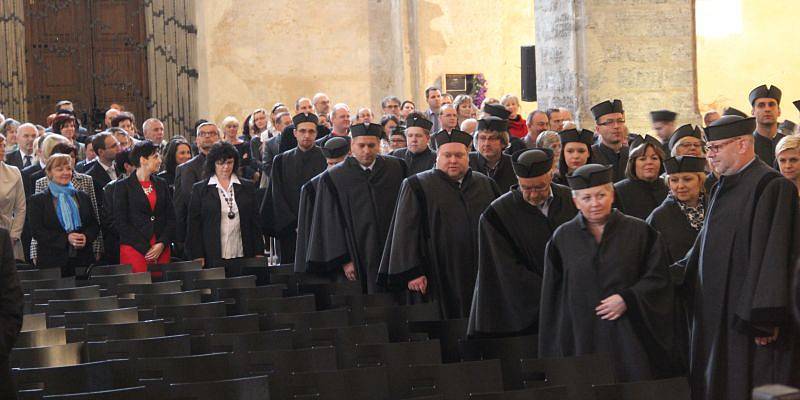  Reprezentanti akademické obce Slezské univerzity se ujali svých funkcí na slavnostní inauguraci v kostele sv. Václava.