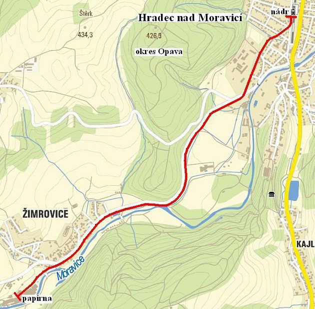 Červenou barvou na mapě je vyznačena pravděpodobná trasa, kudy procházela úzkokolejná trať.