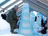 Ve speciálně upraveném stanu, který je nazván Ledová galerie, se návštěvníci mohou setkat se skutečnými sochařskými skvosty vyrobenými z ledu.