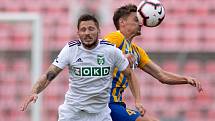 Brno - Zápas 6. kola fotbalové FORTUNA:LIGY mezi SFC Opava a MFK Karviná 25. srpna 2018 na Městském stadionu v Brně. Luboš Tusjak (MFK Karviná) a Matěj Helebrand (SFC Opava).