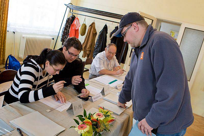 Krátce po čtrnácté hodině, kdy se otevřely volební místnosti, splnili svou občanskou povinnost první voliči v Žimrovicích.