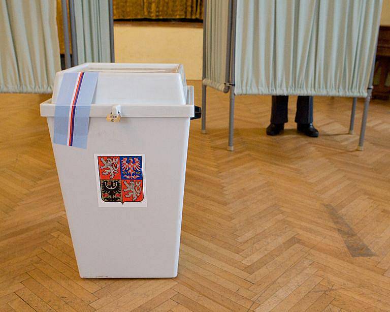 Krátce po čtrnácté hodině, kdy se otevřely volební místnosti, splnili svou občanskou povinnost první voliči v Žimrovicích.