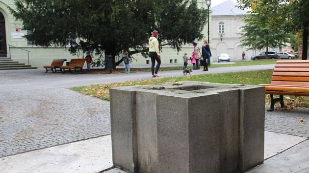 Do konce října se má opravený barometr vrátit na své místo ve Dvořákových sadech.