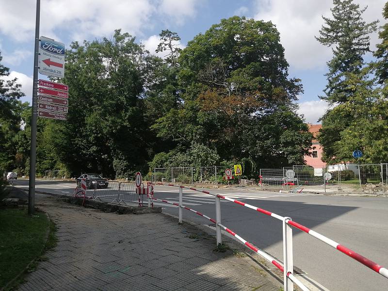 Modernizace semaforů a výměna vodovodu a plynovodu na křižovatce u „Bezručáku“. Opava, 25. července 2021.
