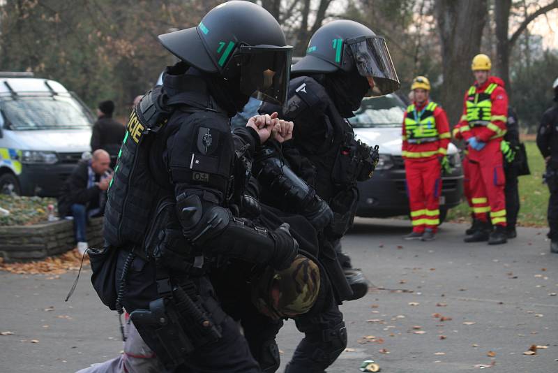 Policisté v Opavě dohlíželi na dav fanoušků Baníku, který měl více než tisíc lidí.