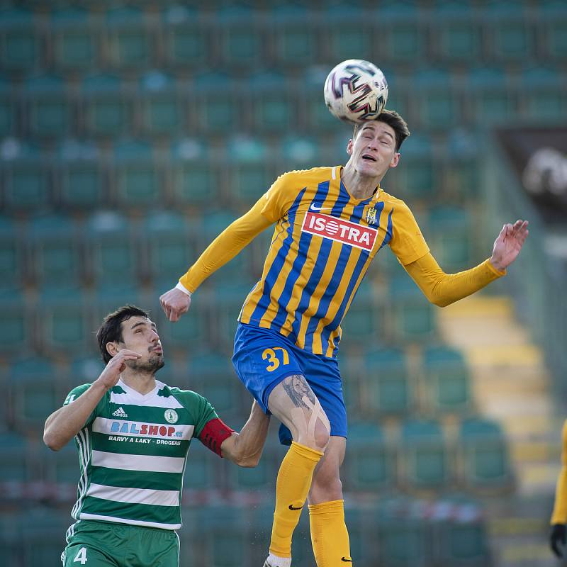 Opava - Dohrávka zápasu 14. kola FORTUNA:LIGY mezi Bohemians Praha 1905 a SFC Opava 27. ledna 2021. Josef Jindříšek (Bohemians Praha 1905) a Tomáš Čvančara (SFC Opava).