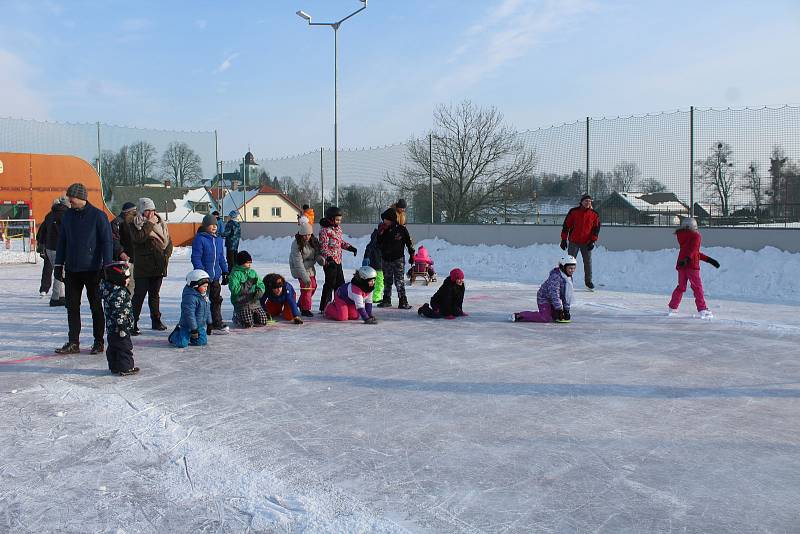 Po hokejovém open air zápasu ve Větřkovicích následoval curling.