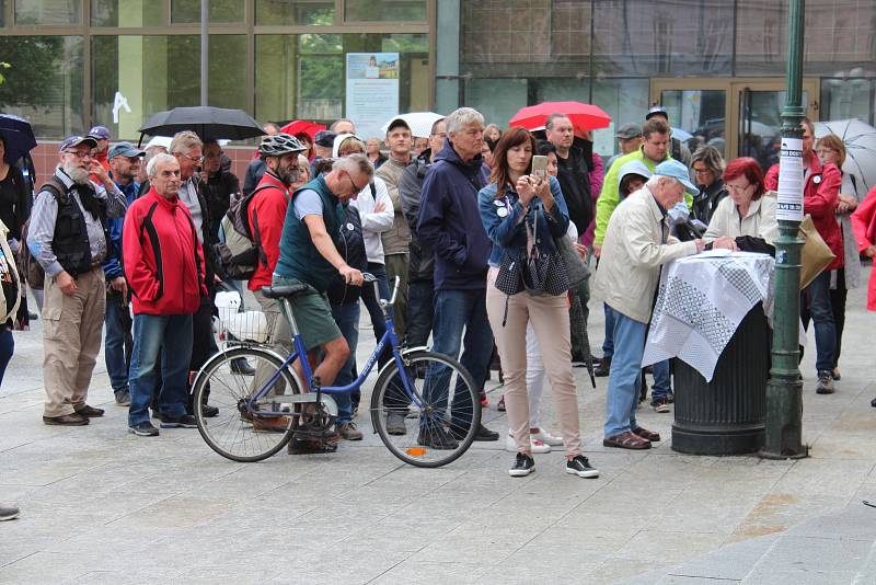 Demonstrace za nezávislou justici a proti vládě v Opavě, 28. května 2019.