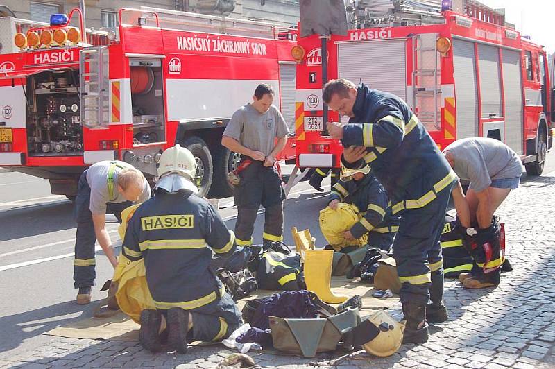 Naprosté fiasko, ve kterém hráli hlavní roli opavští hasiči. Cvičení, při němž se měly složky integrovaného záchranného systému ukázat, skončilo fraškou. Na neprofesionální práci hasičů tak bohužel doplatili i přítomní záchranáři a policisté.