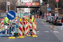 Nepřehledná tlačenice. Tak to v těchto dnech vypadá na Olomoucké ulici v Opavě těsně za železničním viaduktem směrem na výjezdu z města.