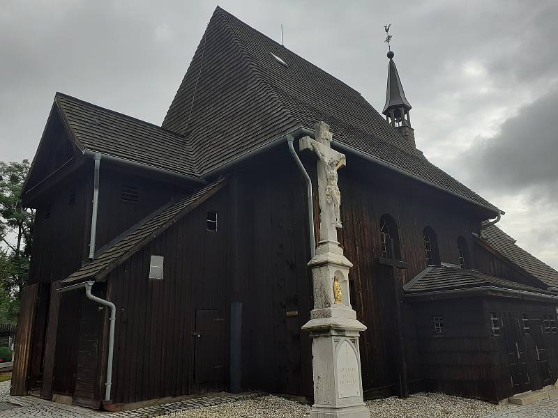 Dřevěný kostel sv. Petra a Pavla.