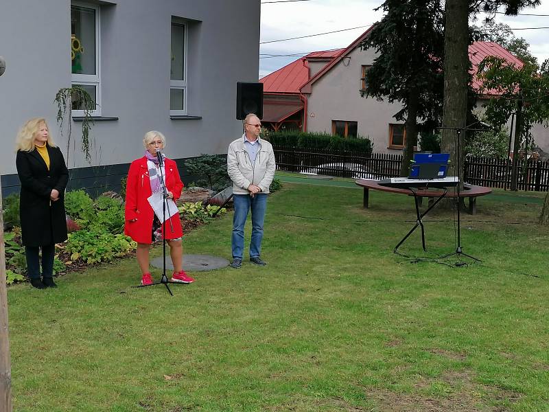 ZŠ a ŽŠ Těškovice v rámci projektu obnovila a otevřela novou školní zahradu, která nebude sloužit pouze odpočinku, ale také vzdělávání.