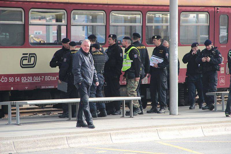 Po ranní poradě na tribuně se policejní složky ve městě secvičovaly na příjezd fanoušků ostravského Baníku.