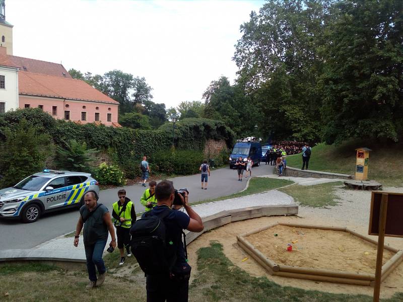 Pochod fanoušků Baníku Opavou na fotbalový stadion.