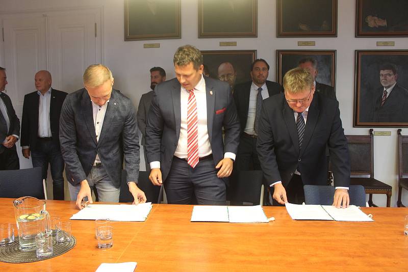 Podpis koaliční smlouvy v Opavě. 30. září 2022.