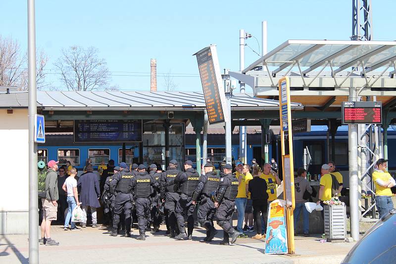 Fanoušci SFC Opava odjeli speciálně vypraveným vlakem do Ostravy.