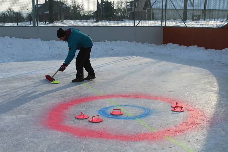 Po hokejovém open air zápasu ve Větřkovicích následoval curling.