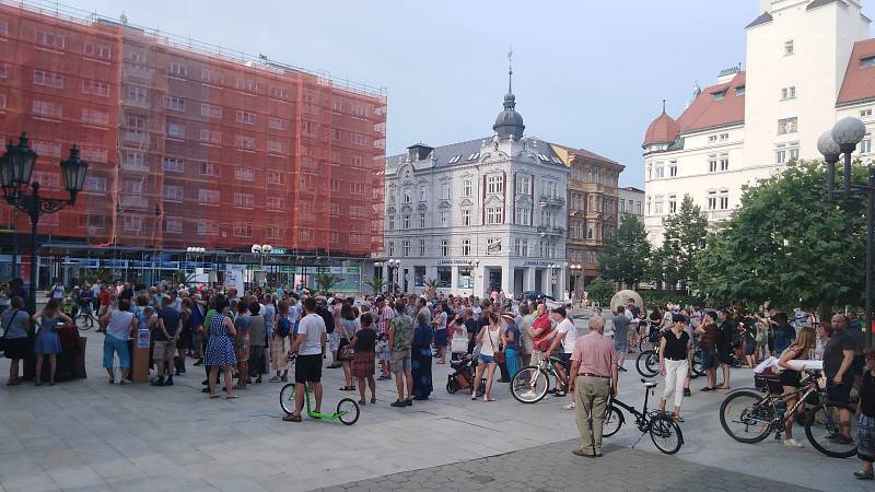 Demonstrace za nezávislou justici a proti vládě 11. června v Opavě na Horním náměstí.