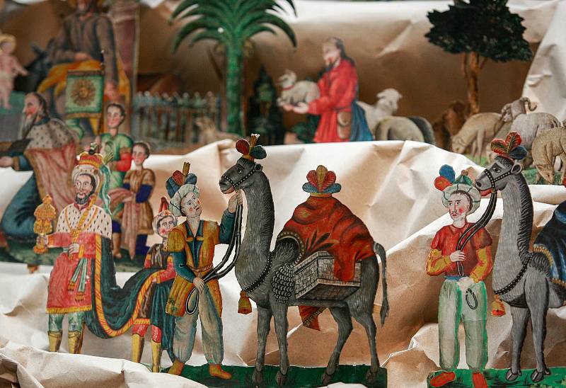 Nastal čas vánoční je název výstavy betlémů ze sbírek Slezského zemského muzea v opavském Domě umění. Dominantou je vyřezávaný dřevěný betlém Josefa Heinze pocházející z první poloviny 19. století.