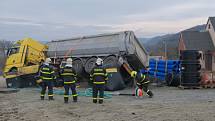 Dvě jednotky profesionálních hasičů zasahovaly v pondělí 23. listopadu v Háji ve Slezsku u nehody nákladního automobilu MAN s návěsem, který skončil na ploše vedle silnice na pravém boku.