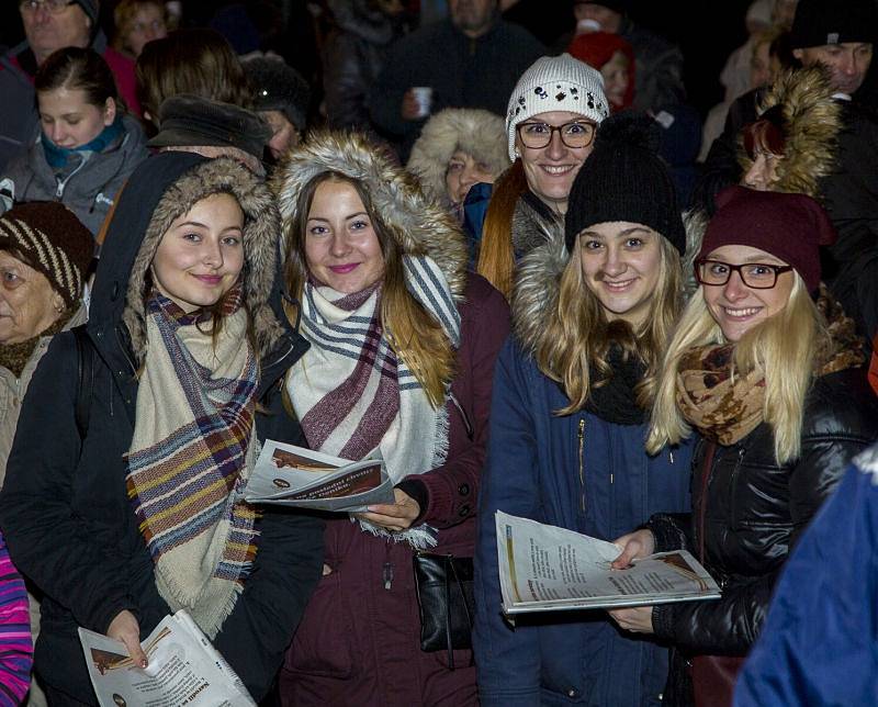 S úderem šesté hodiny se první koleda Nesem vám noviny začala zpívat také na Dolním náměstí v Opavě. Nemohl ji uvést nikdo jiný než známý sbormistr z Nového Dvora Karel Kostera, jenž na pódiu vedl členy stěbořického a také opavského sboru. 