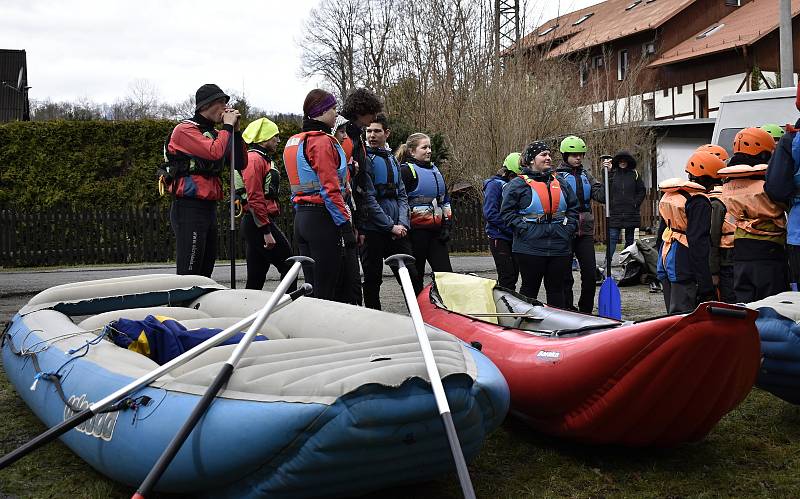 Po roce se opět odemykala řeka Moravice. Počasí vodákům letos příliš nepřálo. 10.4. 2022