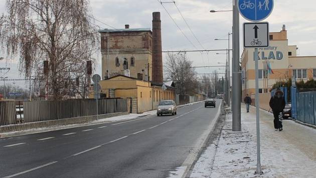 Někteří řidiči Bíloveckou a Jánskou ulicí jezdí už nyní před oficiálním otevřením. Trolejbusy a autobusy městské hromadné dopravy zde mohou.