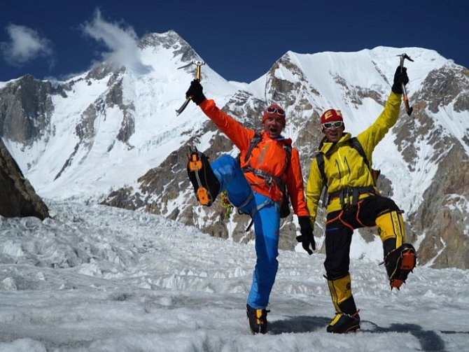 Horolezci Marek Holeček (vlevo) a Tomáš Petreček na ledovci.