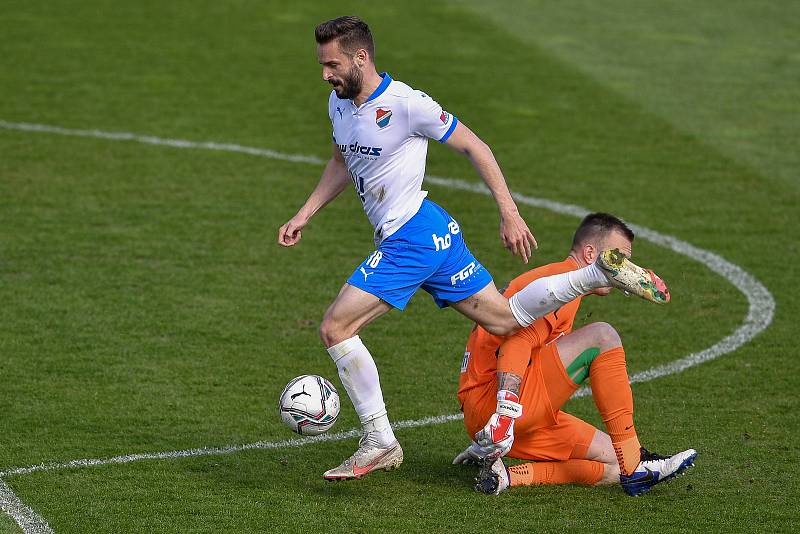 Utkání 26. kolo první fotbalové ligy: FC Baník Ostrava – SFC Opava, 10. dubna 2021 v Ostravě. (zleva) Tomáš Zajíc z Ostravy proti brankář Opavy Vilém Fendrich.