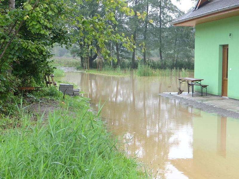 Dvě jednotky hasičů zasahovaly od úterního rána v okrajové části Hlučína v ulici U cihelny, kde voda a bahno zatopily přízemní části dvou obytných domů a jejich okolí.