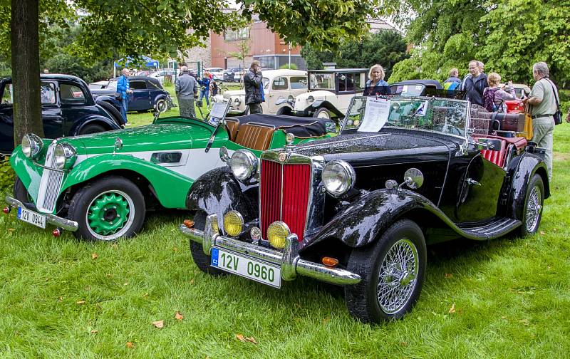 Celkem sto dvacítka účastníků se zapojila do akce s názvem Oldtimer Parade, která se během soboty uskutečnila v Kravařích.