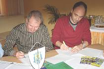 Vladimír Trochta (vlevo) a Miroslav Uvíra podepisují partnerskou spolupráci mezi Ostrojem Opava a Slezským FC.
