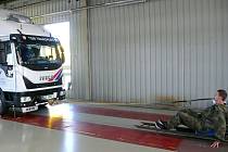 Světová rekord v tažení trucku vážícího 5100 kilogramů zuby na 3,28 metru padá v Opavě v sobotu 4. září 2021.