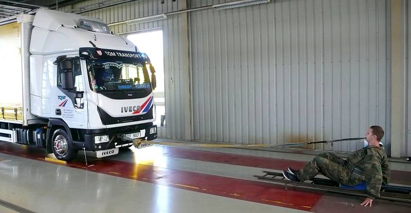 Světový rekord v tažení trucku vážícího 5100 kilogramů zuby na 3,28 metru padá v Opavě v sobotu 4. září 2021.
