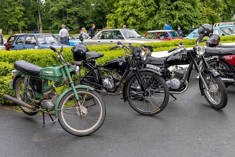 Veteráni v zámeckém parku v Kravařích, účastníci jubilejního dvacátého ročníku Prajzské rallye, sobota 4. června 2022.