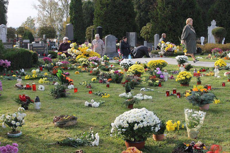 Svíčky, věnce a hlavně obrovské zástupy lidí. Nejen Opavsko si o víkendu připomínalo Památku zesnulých a hřbitovy byly mnohdy přeplněné k prasknutí. (Městský hřbitov v Opavě)