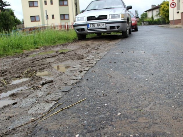 Takto nyní vypadá prostor, kde se parkoviště nacházelo. Pokud zaprší, promění se kus Žerotínovy ulice v bahenní lázně.