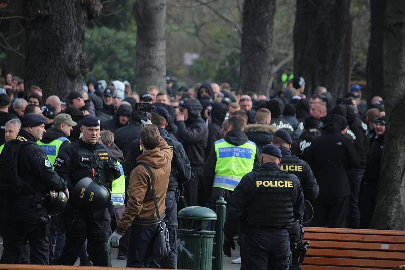 Policisté v Opavě dohlíželi na dav fanoušků Baníku, který měl více než tisíc lidí.