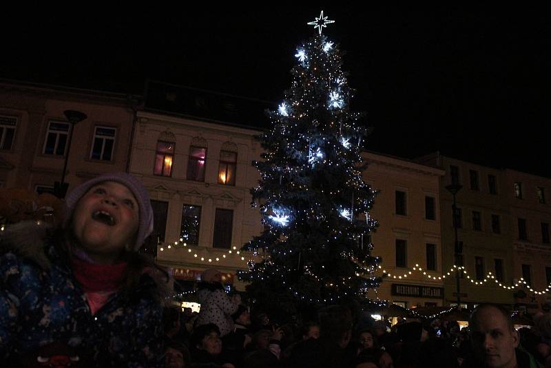 Slavnostního rozsvěcení vánočního stromu na Dolním náměstí v centru Opavy se dnes zúčastnily tisíce lidí.