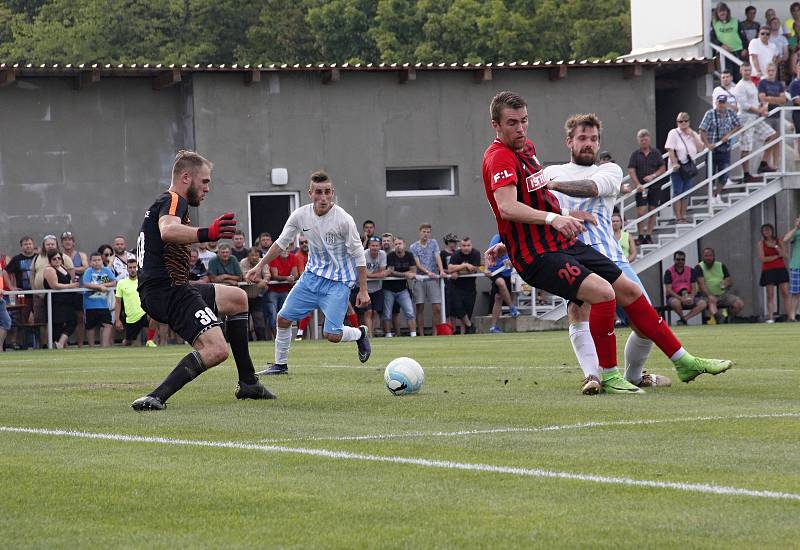 Fotbalisté Olešnice (v bílém) prohráli v Mohelnici pohárový zápas s Opavou 0:6.