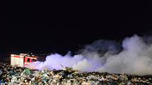 Zásah hasičů u nočního požáru na skládce odpadu v Markvartovicích.