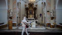 Dobrovolní hasiči provádějí pravidelnou dezinfekci kostela sv. Stanislava, 31. března 2021 v Bolaticích.