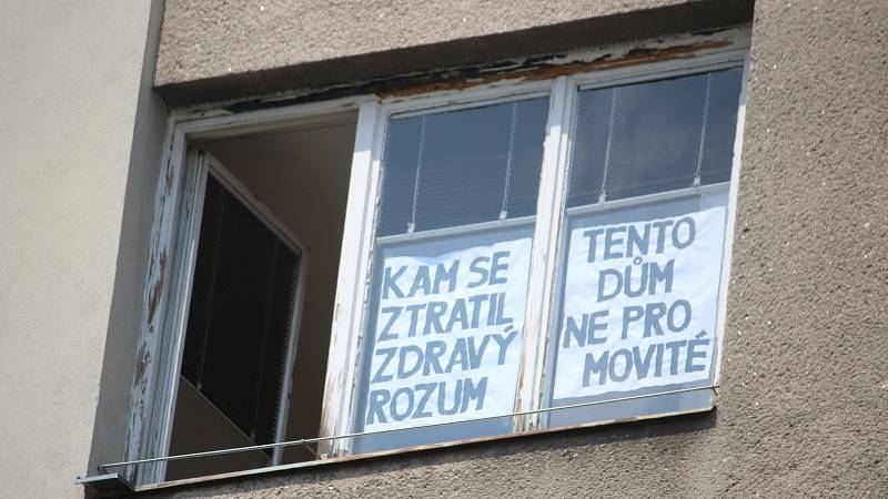 Někteří z nájemníků bytového domu na Horním náměstí vyvěsili v oknech svých bytů transparenty.