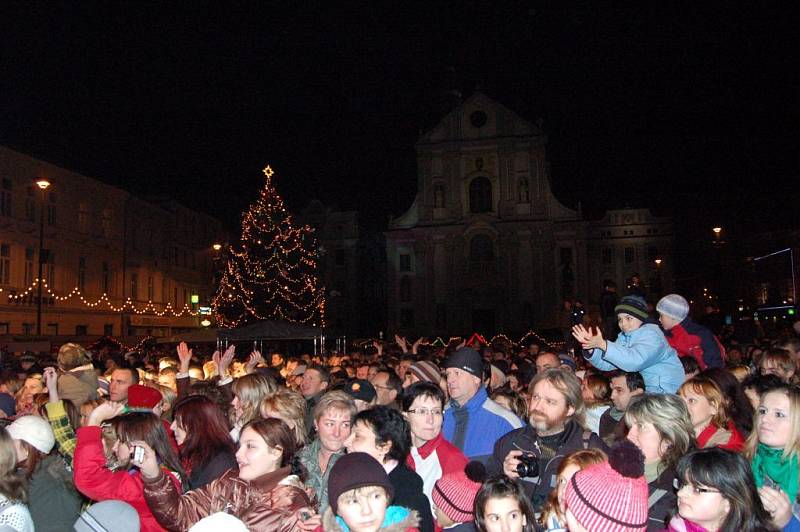 Charitativního dne v Opavě se zúčastnilo několik tisícovek lidí. Na Dolním náměstí nebylo k hnutí.