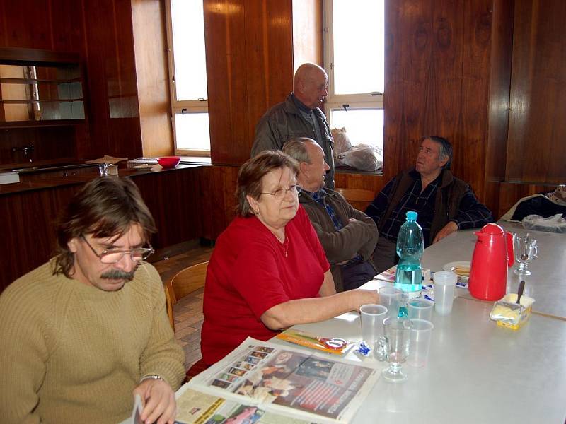 V kulturním domě se momentálně nachází několik desítek evakuovaných.