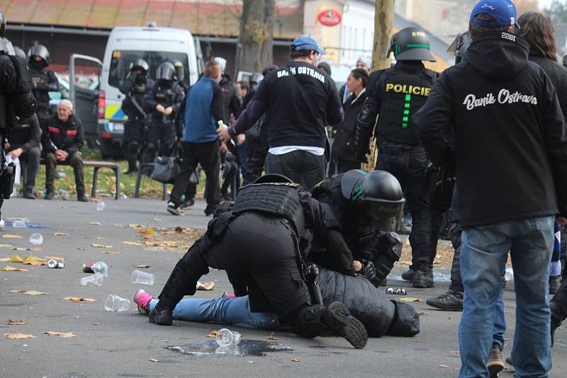 Policisté museli řešit výtržnosti před stadionem během zápasu Opavy s Baníkem.