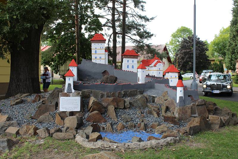 Jedna ze zastávek Trofeo Niké Jeseníky 2019 byla i v Opavě. Kolona historických vozidel vyrobených mezi lety 1907 až 1975 přijela do Slezské nemocnice.