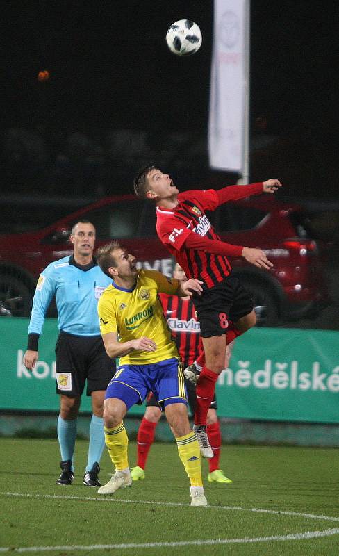 Prvoligoví fotbalisté Fastavu Zlín (ve žlutém) v sobotním 16. kole v odvetě doma hostili nováčka z Opavy. Na snímku Hnaníček